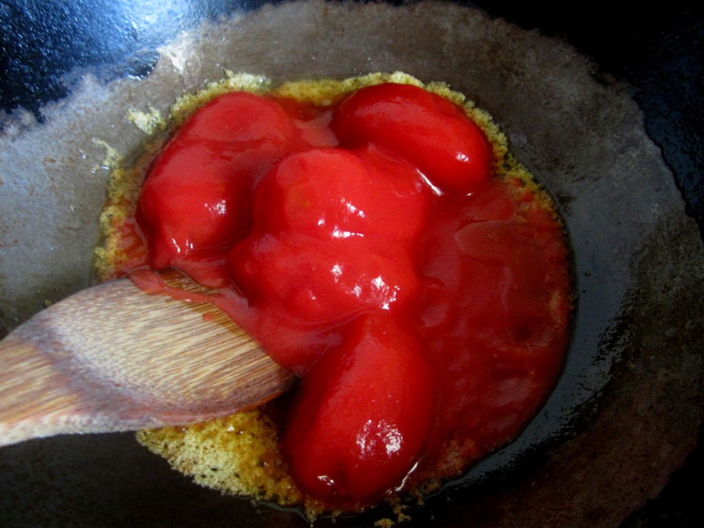 トマト缶とガーリックオリーブオイルの調理中