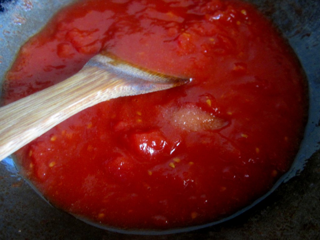 ホールトマトを潰しながら調理中